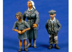 1:35 Nurse With Children WWII (3 Fig)